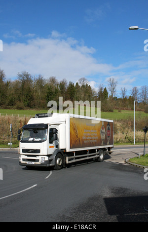 Un carrello di DHL, con JD Wetherspoons pubblicità entrando in una rotonda a Coulsdon, Surrey, Inghilterra Foto Stock