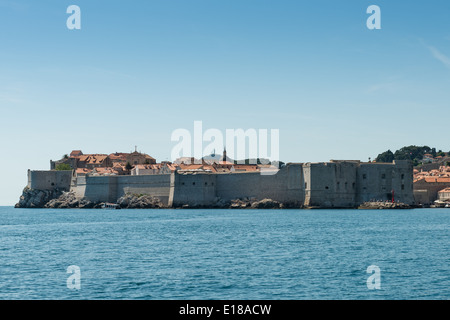 Una vista di St John's fort da una barca nel Mare Adriatico, Dubrovnik, Dalmazia, Croazia, Europa Foto Stock