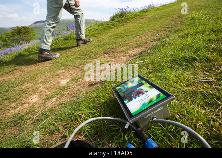 Un eco contatore essendo utilizzato per contare il numero di persone su un percorso in una riserva naturale in Yorkshire Dales, UK. Foto Stock