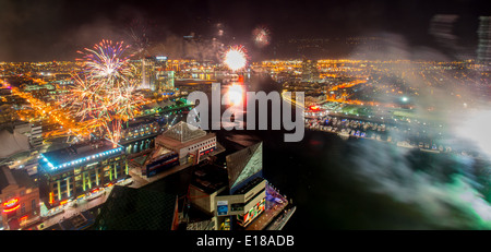 Fuochi d'artificio durante la vigilia di Capodanno celebrazione presso la Baltimore Inner Harbor. Baltimore, Maryland, Stati Uniti d'America Foto Stock