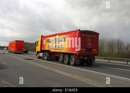 Due carrelli che si muovono lungo la A46 a doppia carreggiata in Leicestershire, Inghilterra Foto Stock
