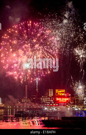 Fuochi d'artificio durante la vigilia di Capodanno celebrazione presso la Baltimore Inner Harbor. Baltimore, Maryland, Stati Uniti d'America Foto Stock