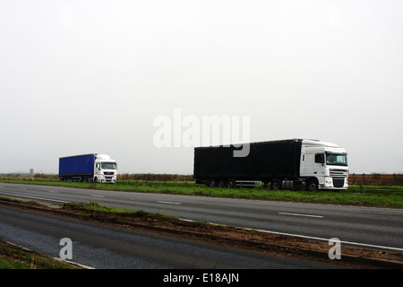 Carrelli che si muovono lungo la A46 a doppia carreggiata in Cotswolds, Inghilterra Foto Stock
