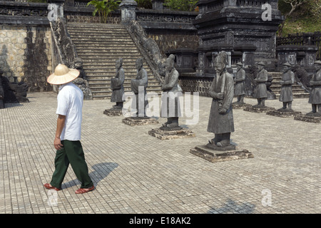 I turisti che visitano la tomba imperiale di Khai Dinh, un imponente funerale set. Foto Stock