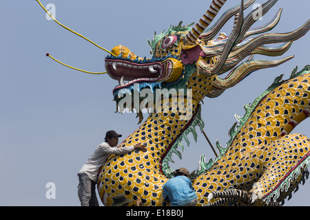 Un grande drago in preparazioni in città imperiale per il prossimo festival culturale di tonalità Foto Stock