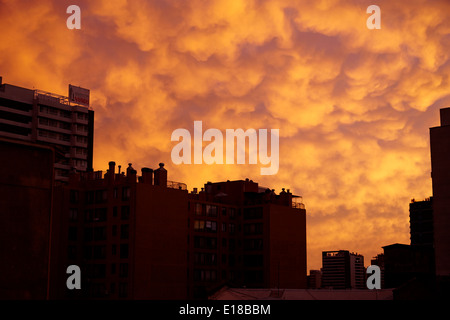 Tramonto riflesso banco di stratocumuli sopra la città di Santiago del Cile Foto Stock