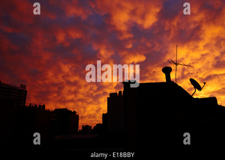 Tramonto riflesso banco di stratocumuli sopra la città di Santiago del Cile Foto Stock