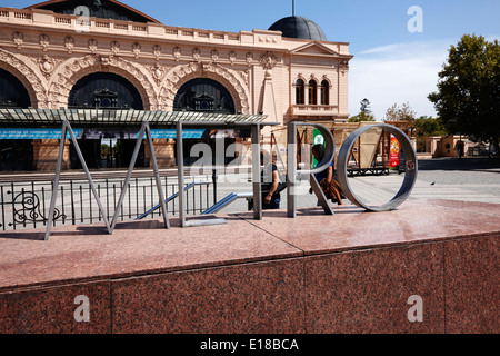 La stazione della metropolitana presso l'ex mapocho stazione ferroviaria ora centro culturale di Santiago del Cile Foto Stock