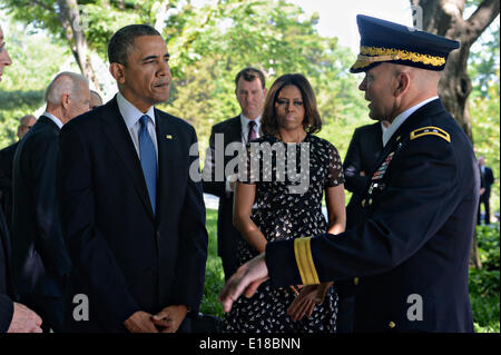 Il Presidente Usa Barack Obama ascolta l esercito il Mag. Gen. Jeffrey S. Buchanan, destra, Distretto Militare di Washington commander, prima di una ghirlanda di cerimonia di posa in riconoscimento del Memorial Day al Cimitero Nazionale di Arlington, Maggio 26, 2014 in Arlington, VA. Foto Stock