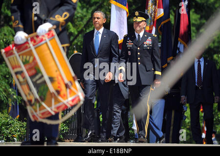 Il Presidente Usa Barack Obama è scortato verso la Tomba agli Ignoti mediante il Mag. Gen. Jeffery Buchanan durante il Memorial Day cerimonie presso il Cimitero Nazionale di Arlington Maggio 26, 2014 in Arlington, VA. Foto Stock