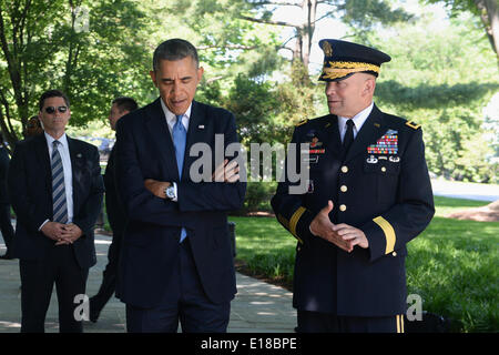 Il Presidente Usa Barack Obama ascolta l esercito il Mag. Gen. Jeffrey S. Buchanan, destra, Distretto Militare di Washington commander, prima di una ghirlanda di cerimonia di posa in riconoscimento del Memorial Day al Cimitero Nazionale di Arlington, Maggio 26, 2014 in Arlington, VA. Foto Stock