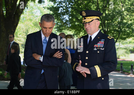 Il Presidente Usa Barack Obama ascolta l esercito il Mag. Gen. Jeffrey S. Buchanan, destra, Distretto Militare di Washington commander, prima di una ghirlanda di cerimonia di posa in riconoscimento del Memorial Day al Cimitero Nazionale di Arlington, Maggio 26, 2014 in Arlington, VA. Foto Stock