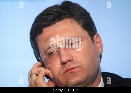 Berlino, Germania. 26 Maggio, 2014. Energia russo il Ministro Alexander Novak assiste ad una conferenza stampa a Berlino, Germania, il 26 maggio 2014. L'Ucraina ha accettato di avviare in questa settimana il pagamento di un debito di gas che nei confronti della Russia, nel tentativo di risolvere una alimentazione di gas controversia tra i due paesi, detta unione europea Il commissario per l'energia Guenther Oettinger a Berlino il lunedì. Credito: Zhang ventola/Xinhua/Alamy Live News Foto Stock