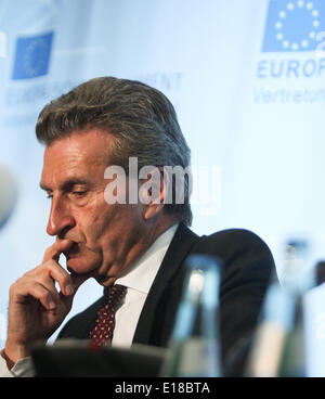 Berlino, Germania. 26 Maggio, 2014. Unione Europea il Commissario per l'energia Guenther Oettinger assiste ad una conferenza stampa a Berlino, Germania, il 26 maggio 2014. L'Ucraina ha accettato di avviare in questa settimana il pagamento di un debito di gas che nei confronti della Russia, nel tentativo di risolvere una alimentazione di gas controversia tra i due paesi, detta unione europea Il commissario per l'energia Guenther Oettinger a Berlino il lunedì. Credito: Zhang ventola/Xinhua/Alamy Live News Foto Stock