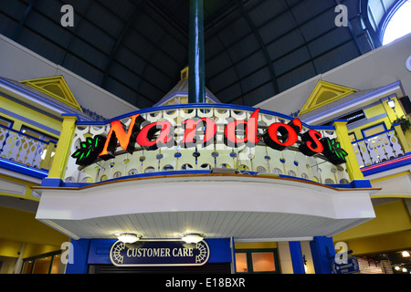 Nandos restaurant sign, Lakeside Mall, Benoni, East Rand, provincia di Gauteng, Repubblica del Sud Africa Foto Stock