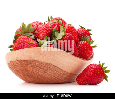 Fragole in ciotola di legno isolato su sfondo bianco intaglio Foto Stock