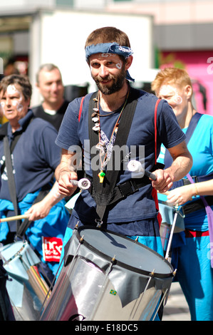 Uomo a tamburo battente a Luton Carnevale 2014 Foto Stock