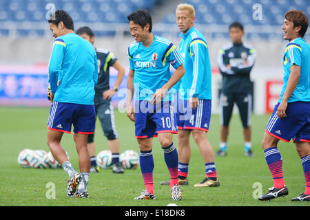 Saitama, Giappone. 26 Maggio, 2014. (L-R) Hiroshi Kiyotake, Shinji Kagawa, Keisuke Honda, Toshihiro Aoyama (JPN) Calcio/Calcetto : Giappone National Team ufficiale della sessione di allenamento a Saitama Stadium 2002 a Saitama, Giappone . © Yusuke Nakanishi AFLO/sport/Alamy Live News Foto Stock