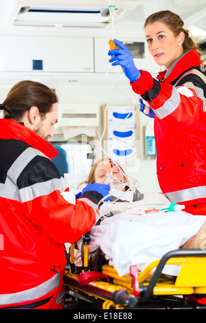 Medico di emergenza e infermiere o team di ambulanza médicale vittima di incidente Foto Stock