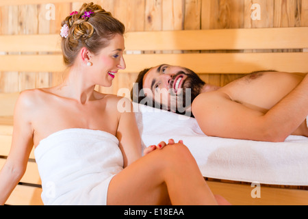 Matura in seduta spa benessere sauna Foto Stock