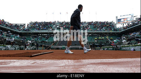 Parigi. 26 Maggio, 2014. Lavoratore di massa si prepara prima di utilizzare il raincover come pioggia la riproduzione si interrompe durante il Uomini Singoli Primo turno match tra Novak Djokovic di Serbia e Joao Sousa del Portogallo il giorno 2 degli Open di Francia al Roland Garros di Parigi il 26 maggio 2014. Novak Djokovic ha vinto 3-0. Credito: Wang Lili/Xinhua/Alamy Live News Foto Stock