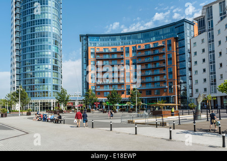 Parte di sviluppo a pistola Wharf Quays dall'Historic Dockyard, Portsmouth Porto, Hampshire, Inghilterra. Foto Stock