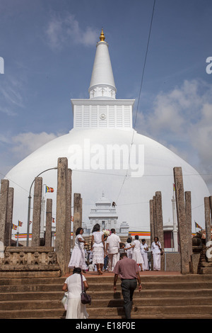 Pellegrini pass ingresso centrale in Anuradhapura, Sri Lanka Foto Stock