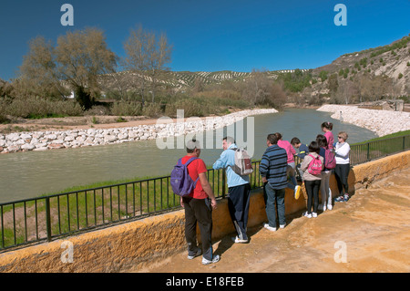 Fiume Genil e turisti, Jauja, Cordoba-provincia, regione dell'Andalusia, Spagna, Europa Foto Stock