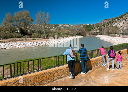 Fiume Genil e turisti, Jauja, Cordoba-provincia, regione dell'Andalusia, Spagna, Europa Foto Stock