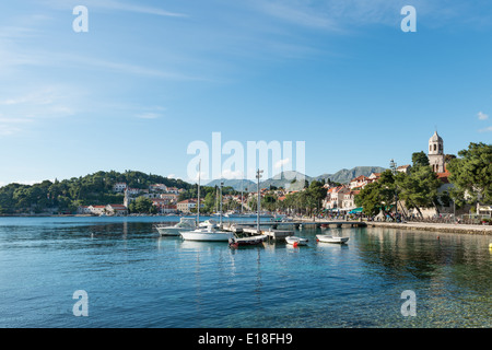 Il Lungomare, Cavtat, con barche ormeggiate su tutta la baia e la chiesa in background, Croazia, Europa Foto Stock