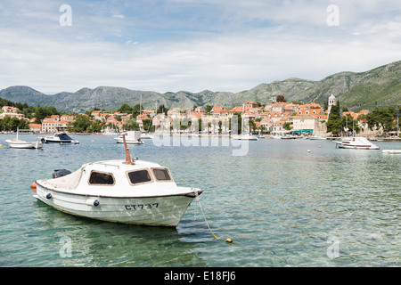 Il Lungomare, Cavtat, con barche ormeggiate sulla baia, Croazia, Europa Foto Stock