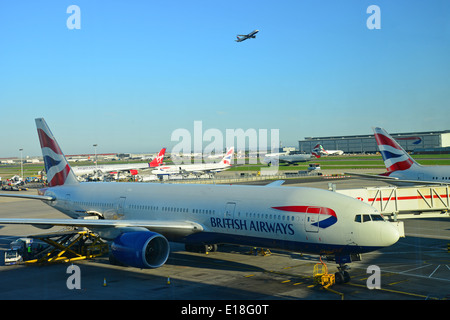 British Airways aeromobili Boeing 777 al gate, l'aeroporto di Heathrow, London Borough di Hounslow, London, England, Regno Unito Foto Stock