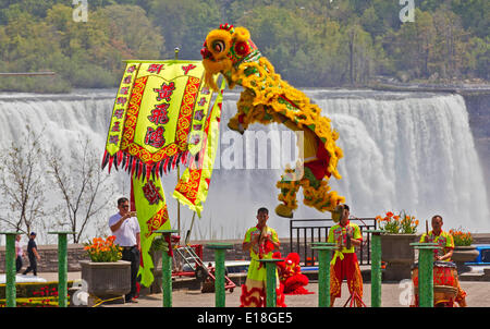 Toronto, Canada. 26 Maggio, 2014. Un Leone danza team dal cinese Foshan Nanhai Huangfeihong Zhonglian Lion Dragon & Arte Marziale Associazione svolge in Niagara Falls, Ontario, Canada, 26 maggio 2014. Credito: Zou Zheng/Xinhua/Alamy Live News Foto Stock