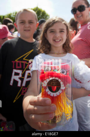 Toronto, Canada. 26 Maggio, 2014. Una ragazza mostra il suo bobble-head balli cinesi lion ricevuto da parte cinese di Foshan Nanhai Huangfeihong Zhonglian Lion Dragon & Arte Marziale Associazione in Niagara Falls, Ontario, Canada, 26 maggio 2014. Credito: Zou Zheng/Xinhua/Alamy Live News Foto Stock