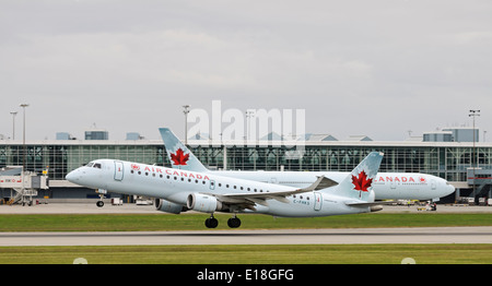 Un Air Canada Embraer ERJ-190 (C-FHKS) corpo stretto jetliner decolla dall'Aeroporto Internazionale di Vancouver Foto Stock