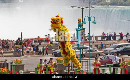 Toronto, Canada. 26 Maggio, 2014. Un Leone danza team dal cinese Foshan Nanhai Huangfeihong Zhonglian Lion Dragon & Arte Marziale Associazione svolge in Niagara Falls, Ontario, Canada, 26 maggio 2014. Credito: Zou Zheng/Xinhua/Alamy Live News Foto Stock