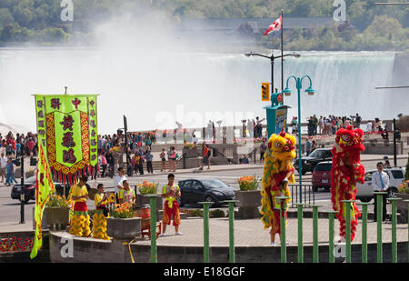 Toronto, Canada. 26 Maggio, 2014. Un Leone danza team dal cinese Foshan Nanhai Huangfeihong Zhonglian Lion Dragon & Arte Marziale Associazione svolge in Niagara Falls, Ontario, Canada, 26 maggio 2014. Credito: Zou Zheng/Xinhua/Alamy Live News Foto Stock