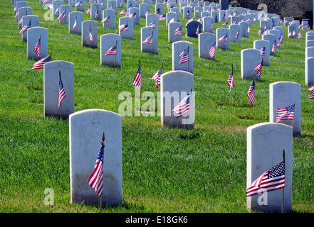 San Francisco, Maggio 26th, 2014. bandiere volare sulle tombe dei veterani di guerra al 146Palazzo giorno di servizio a livello nazionale cimitero militare nel Presidio di San Francisco Credit: Bob Kreisel/Alamy Live News Foto Stock