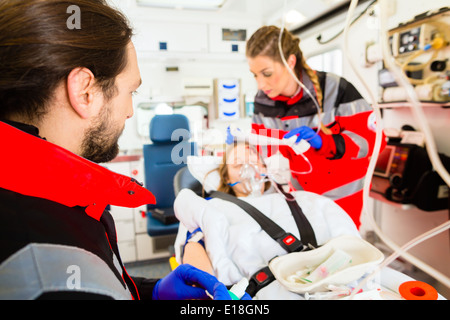 Medico di emergenza e infermiere o team di ambulanza médicale vittima di incidente Foto Stock