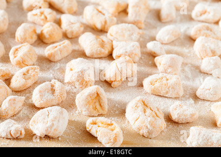 Gnocchi di zucca nella farina Foto Stock