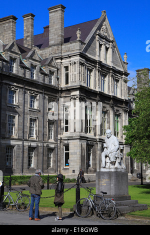 Irlanda, Dublino Trinity College, George statua di salmone, Laureati' Memorial Building, Foto Stock