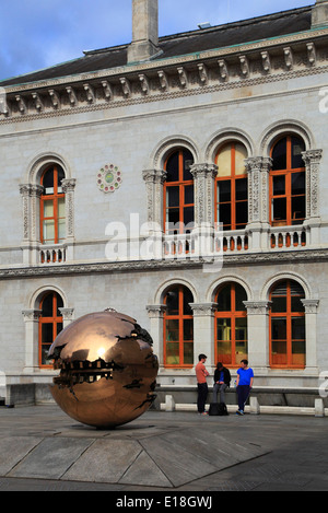 Irlanda, Dublino Trinity College, sfera sfera scultura, museo Vittoriano edificio, Foto Stock