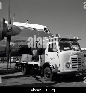 Degli anni Cinquanta, foto storiche che mostra i bagagli da un aeromobile propellered essendo caricati su un aperte del carrello sulla pista all'Aeroporto di Londra Heathrow, Londra, Inghilterra, Regno Unito. Foto Stock