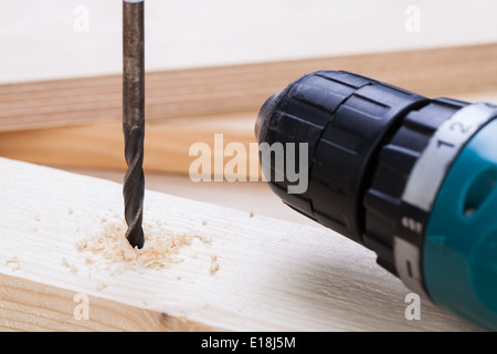 Azionato a batteria trapano a mano e bit Foto Stock