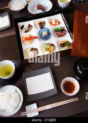 Pasto servito a un giapponese high-end ristorante di sushi. Ginza, Tokyo, Giappone. Foto Stock