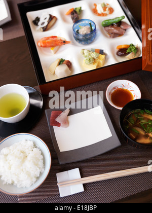 Pasto a un giapponese high-end ristorante di sushi. Ginza, Tokyo, Giappone. Foto Stock
