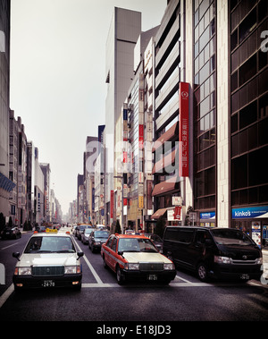 Auto e taxi su Chuo Dori Street a Ginza Tokyo, Giappone 2014. Foto Stock