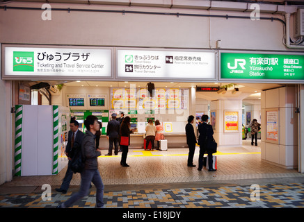 JR East Japan Railways Yurakucho della stazione del treno biglietto vendita macchine in Ginza Tokyo, Giappone Foto Stock