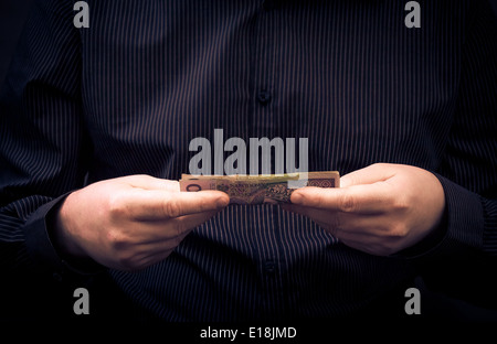 Un uomo tiene nelle mani di denaro polacco Foto Stock