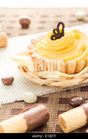 Crema dolce torta con wafer al cioccolato e caramelle Foto Stock